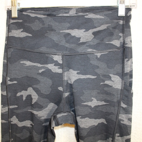 PreLoved Athleta 7/8 Ultimate Camo Leggings in Black/Gray in Sz(S) - Picture 3 of 9
